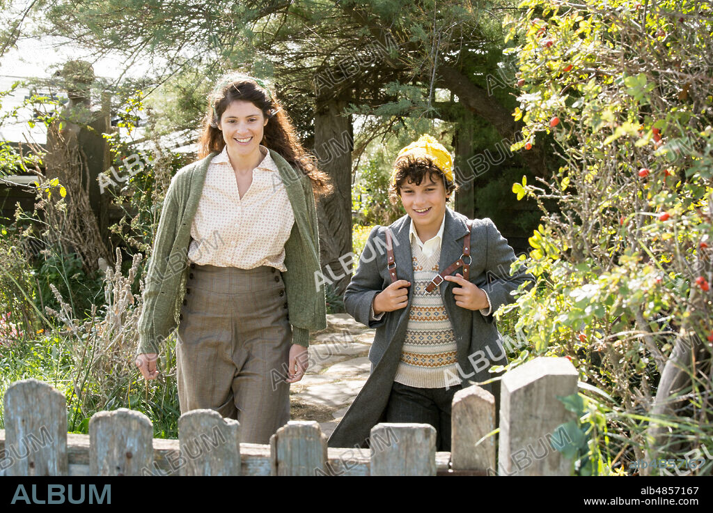 GEMMA ARTERTON and LUCAS BOND in SUMMERLAND, 2020, directed by JESSICA SWALE. Copyright IOTA FILMS/SHOEBOX FILMS.