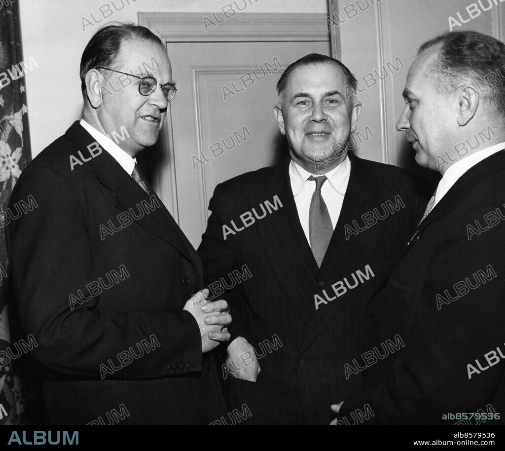 ARKIV 19560508. Sovjetunionens Sverige ambassadör Konstantin Rodionov (mitten) och ryska delegationen ledare Volkov (th) i ett möte med Sveriges Statsminister Tage Erlander (tv) på Solliden 8:e maj 1956.. Foto: Carl Erik Sandström / DN / SCANPIX / Kod: 192.