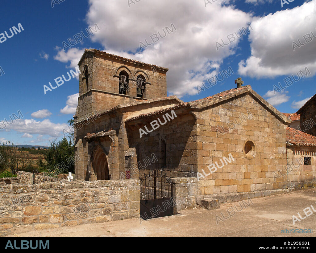 ARTE ROMANICO. ESPAÑA. IGLESIA DE SANTA JULIANA. Data del siglo XIII. Vista exterior. CORVIO. Provincia de Palencia. Castilla-León.