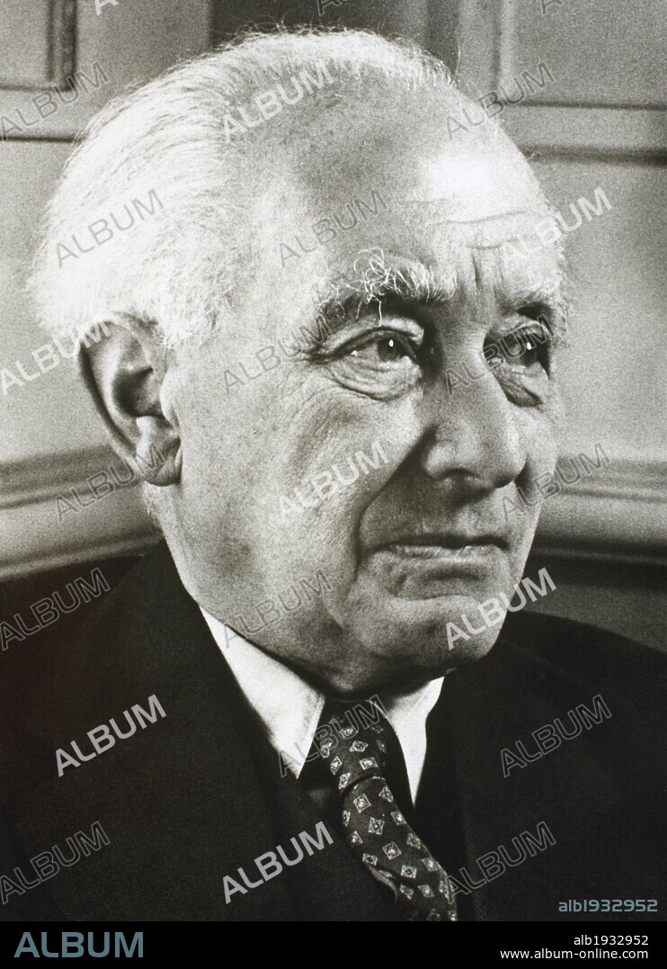 BORN, Max (Breslau,18882-Gotinga,1970). Físico alemán. En 1933, emigró a Gran Bretaña, a causa del acceso al poder del régimen nazi, ejerciendo de profesor de matemáticas aplicadas en la Universidad de Cambridge. En 1954 recibió el Premio Nobel de Física por sus trabajos en mecánica cuántica. Reproducción de fotografía.