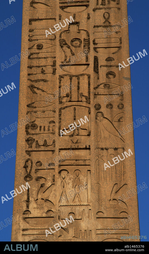 ARTE EGIPCIO. EGIPTO. OBELISCO DE RAMSES II realizado en granito rosa. De 25 metros de altura se encuentra ubicado delante del primer pilón o entrada monumental de TEMPLO DE LUXOR. Detalle de sus jerogíficos. Antigua Tebas "Waset". XIX Dinastía. Imperio Nuevo. Egipto.