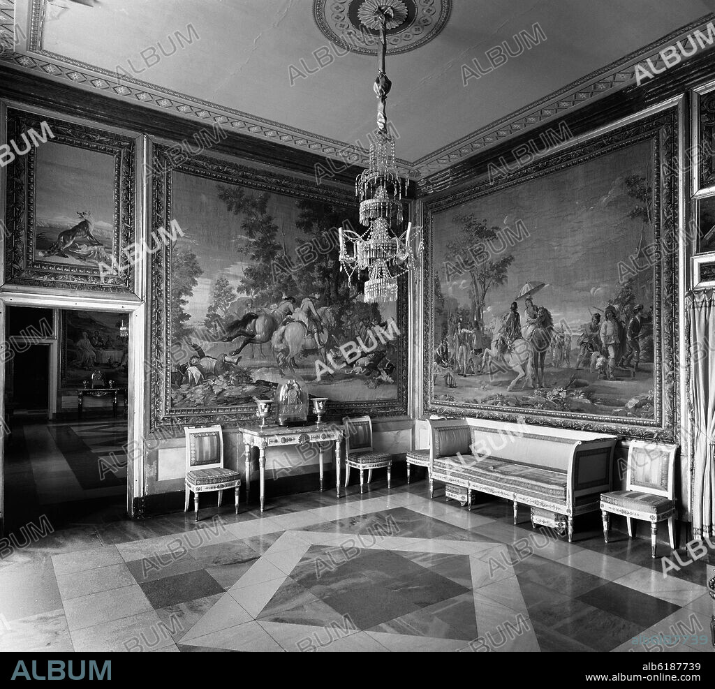 SEGUNDO ANTEDORMITORIO CON TAPICES BASADOS EN PINTURAS DE WOUWERMAN Y CASTILLO CON ESCENAS DE CAZA - FOTOGRAFIA EN BLANCO Y NEGRO - AÑOS 60.