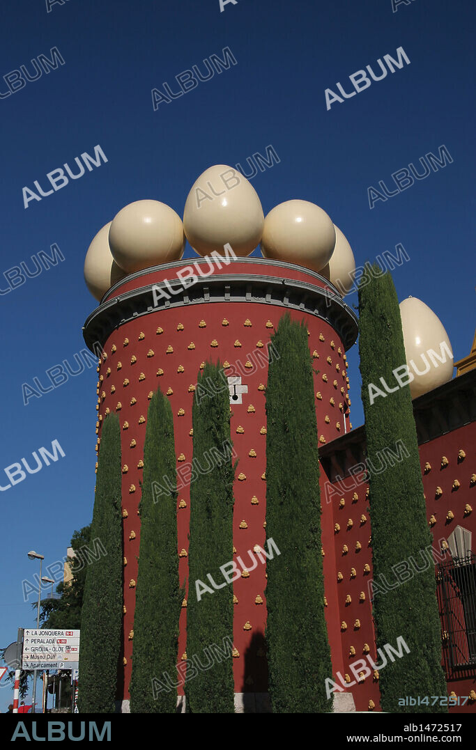 SALVADOR DALÍ. MUSEO DALI. Instalado en el antiguo teatro municipal, edificado en el siglo XIX. Vista de la TORRE GALATEA. FIGUERES. Comarca de l'Alt Empordà. Provincia de Girona. Cataluña.