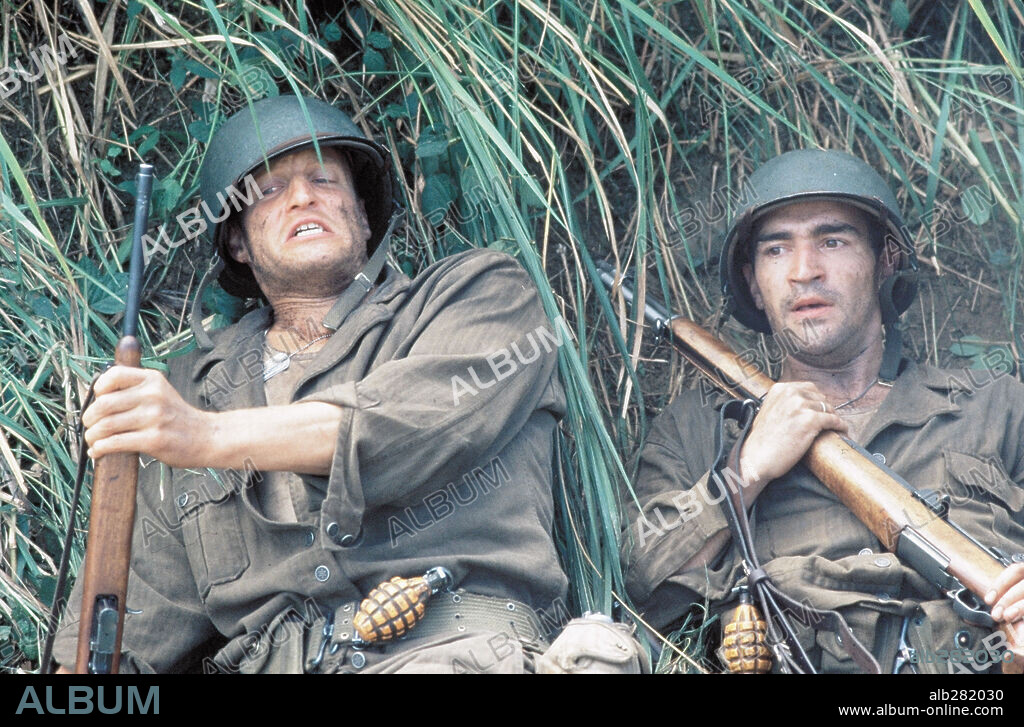 BEN CHAPLIN and WOODY HARRELSON in THE THIN RED LINE, 1998, directed by TERRENCE MALICK. Copyright 20TH CENTURY FOX.