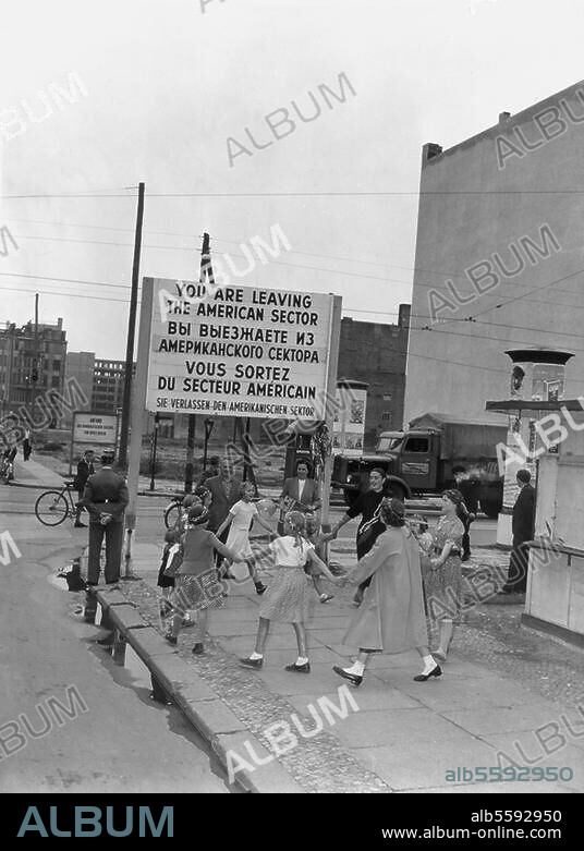 Berlin, 1954. "Fête d'enfants", organisée par la mairie de Kreuzberg et le maire d'arrondissement Kreßmann pour les enfants d'est et d'ouest. Photo.