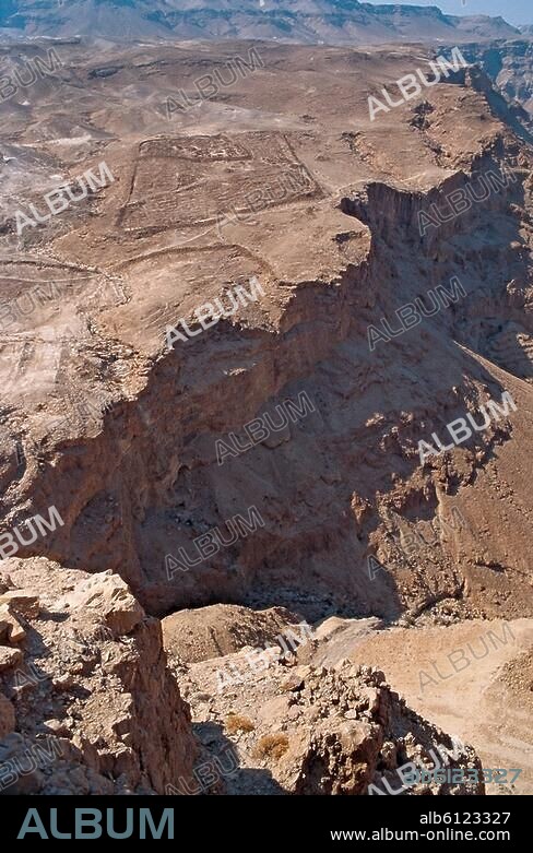 Masada (Israel), Roman camps (overall 8 military camps around the mountain fortress Masada, built for the besieging of the town Masada in 73 AD).-View from the heigth of the fortress at one of the Roman camps.-Photo, undated.