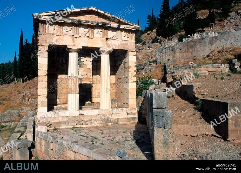 Delphi (Phokis, Griechenland), Schatzhaus der Athener. (erb. 490/489 v. Ch., Antendistylon aus parischem Marmor, 6,9 × 10 × 7,6 m; enthielt einen Teil der Beute aus der Schlacht bei Marathon). Außenansicht. Foto, Juli 2006.