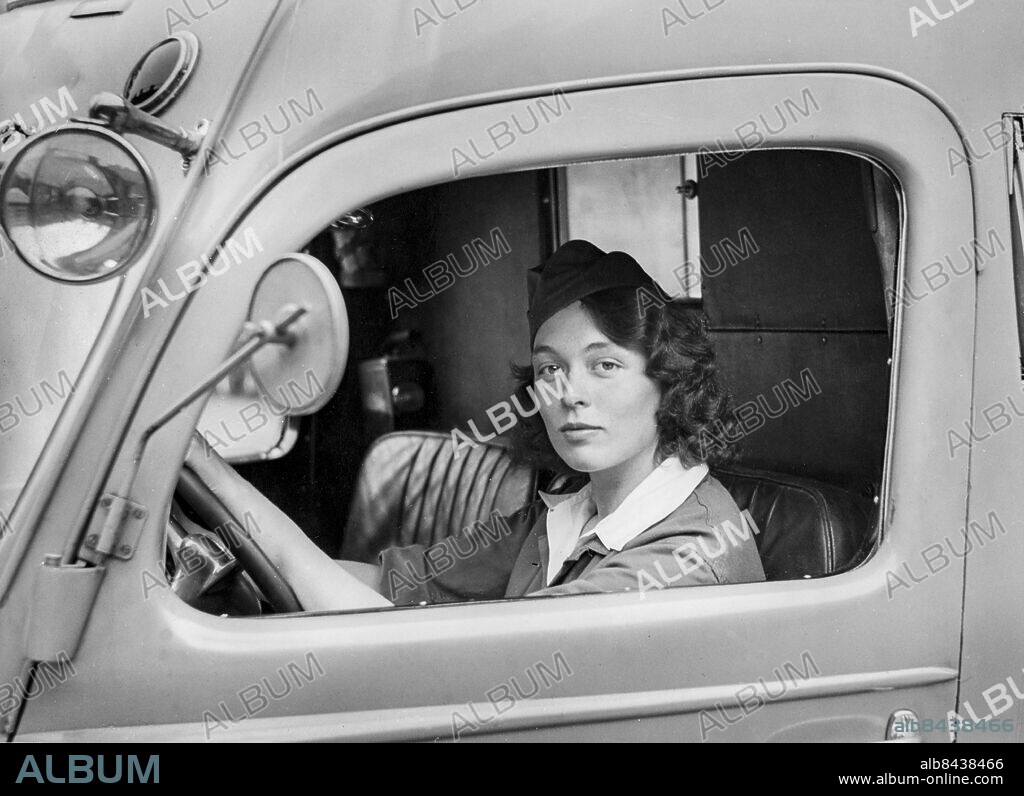 ARKIV 40-TAL. Jane Horney poserar bakom ratten på en ambulans under beredskapen under andra världskriget troligen 1940. Jane som ofta var i Tyskland och Danmark under andra världskriget tros ha likviderats och dumpats i havet från en svensk fiskebåt av den danska motståndsrörelsen, misstänkt för att ha samröre med nazityskland.. Foto: Bertil Norberg / TT / Kod: 1060.