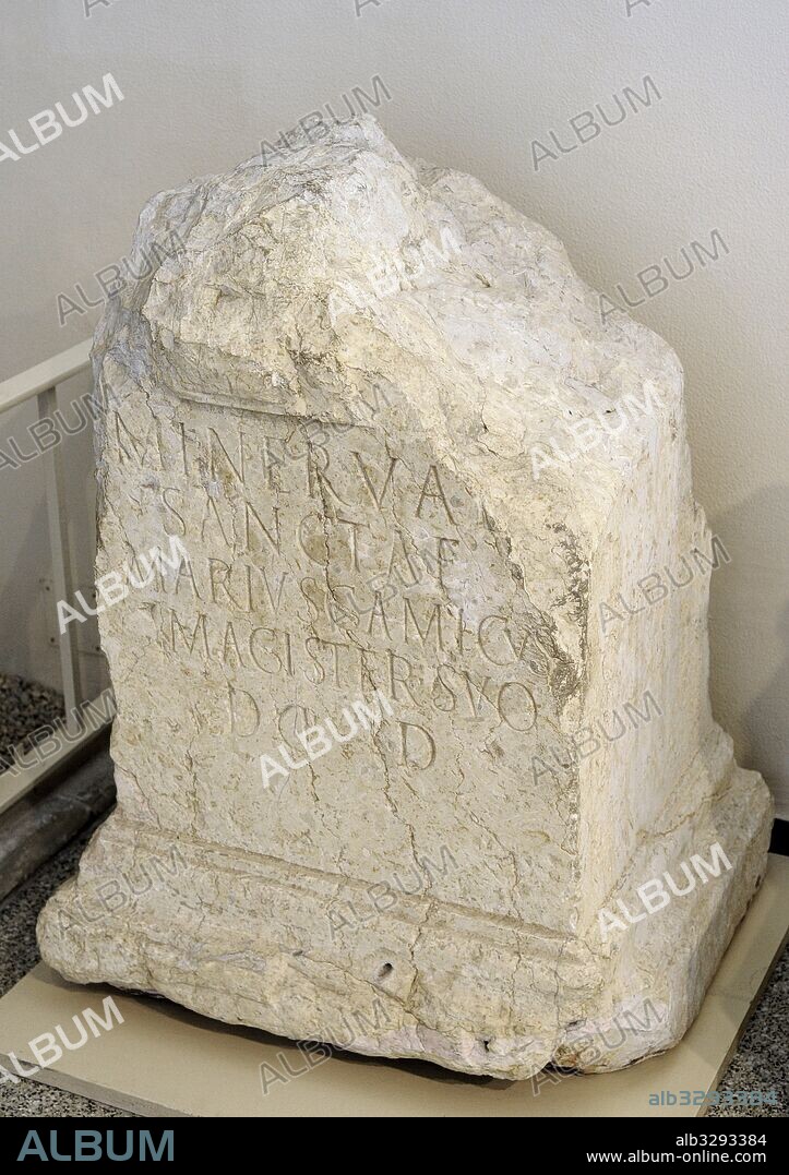 Ara consagrada a la diosa Minerva. Dedicada por Marius Gamicus. Siglo II d. C. Museo Nacional Arqueológico. Tarragona, España. Stone ara consecrated to the goddess Minerva. Dedicated by Marius Gamicus. 2nd century AD. National Archaeological Museum, Tarragona. Spain.