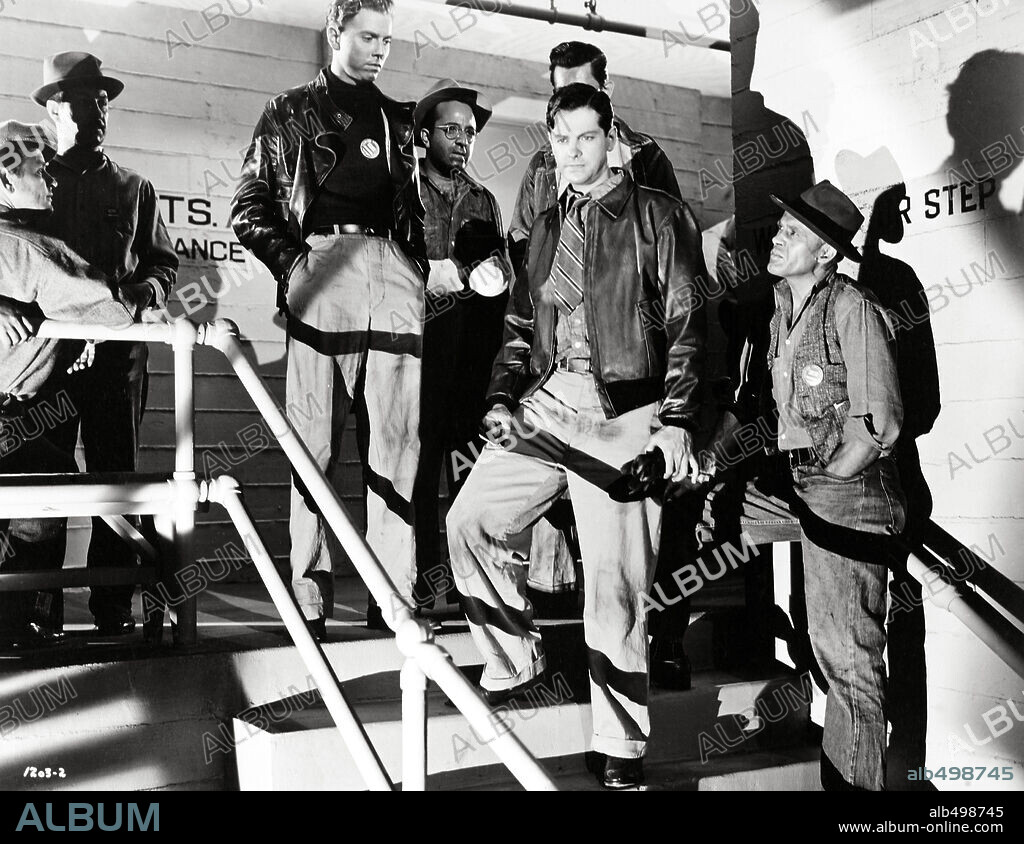 ROBERT CUMMINGS en SABOTAJE, 1942 (SABOTEUR), dirigida por ALFRED HITCHCOCK. Copyright UNIVERSAL PICTURES.
