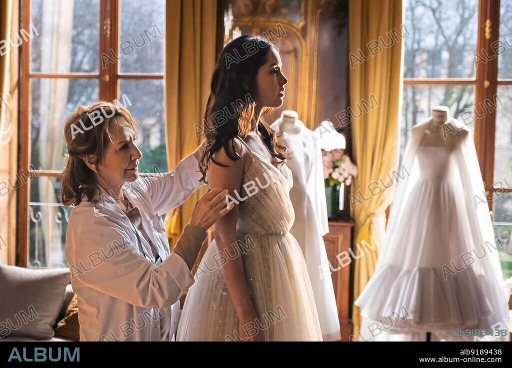 LINA KHOUDRI and NATHALIE BAYE in HAUTE COUTURE, 2021, directed by SYLVIE OHAYON. Copyright Les Films Du Premier.