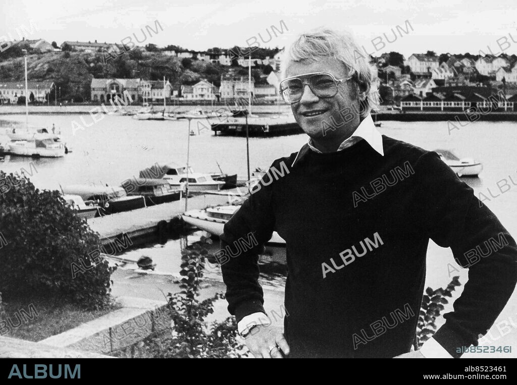 1980-08-15. Kjell Kraghe har i sommar textberbetat operetten Greven av Luxemburg. Han har också tilldelats Tanums Kulturpris. Här ses han i Strömstads hamn *** Local Caption *** GP. KAMERAREPORTAGE.
