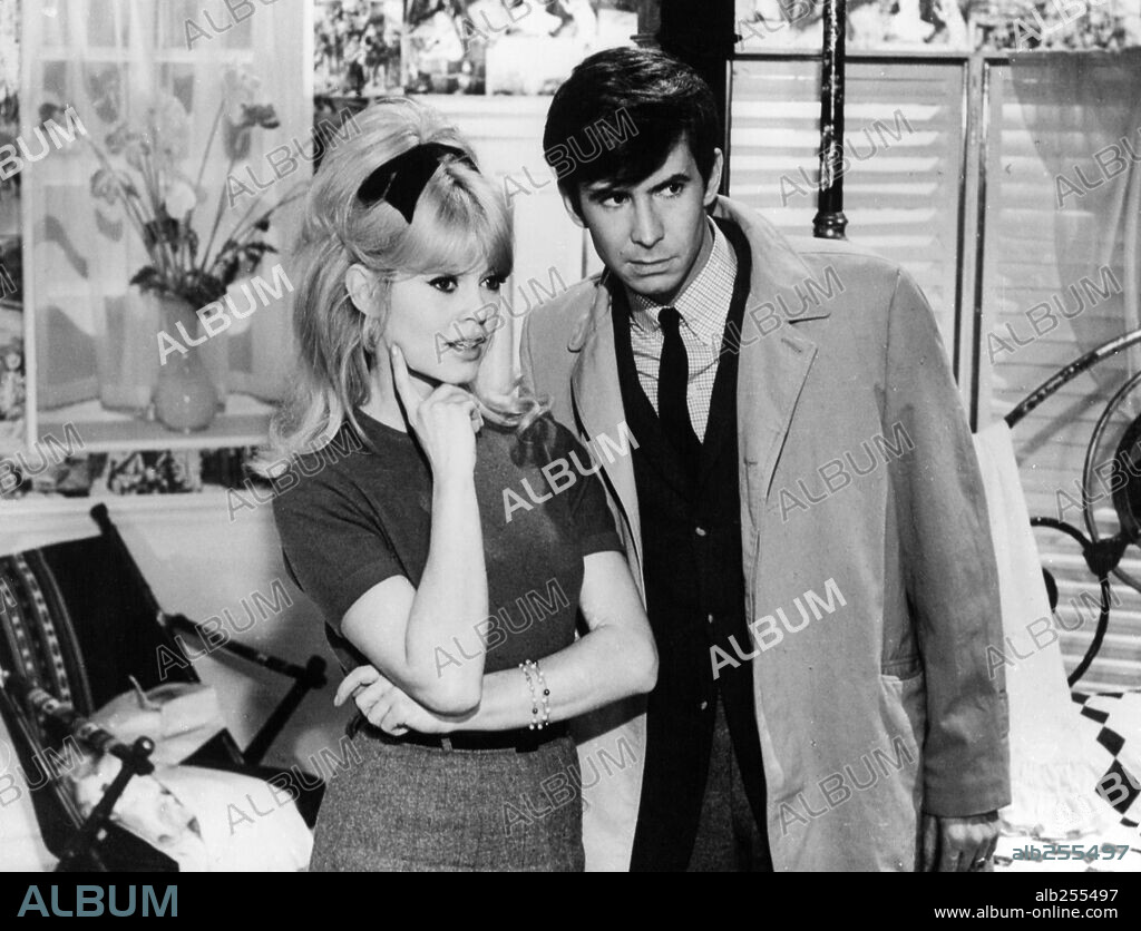 ANTHONY PERKINS and BRIGITTE BARDOT in AGENT 38-24-36, 1964 (UNE RAVISSANTE IDIOTE), directed by EDOUARD MOLINARO. Copyright BELLES RIVER-FLORA FILMS.