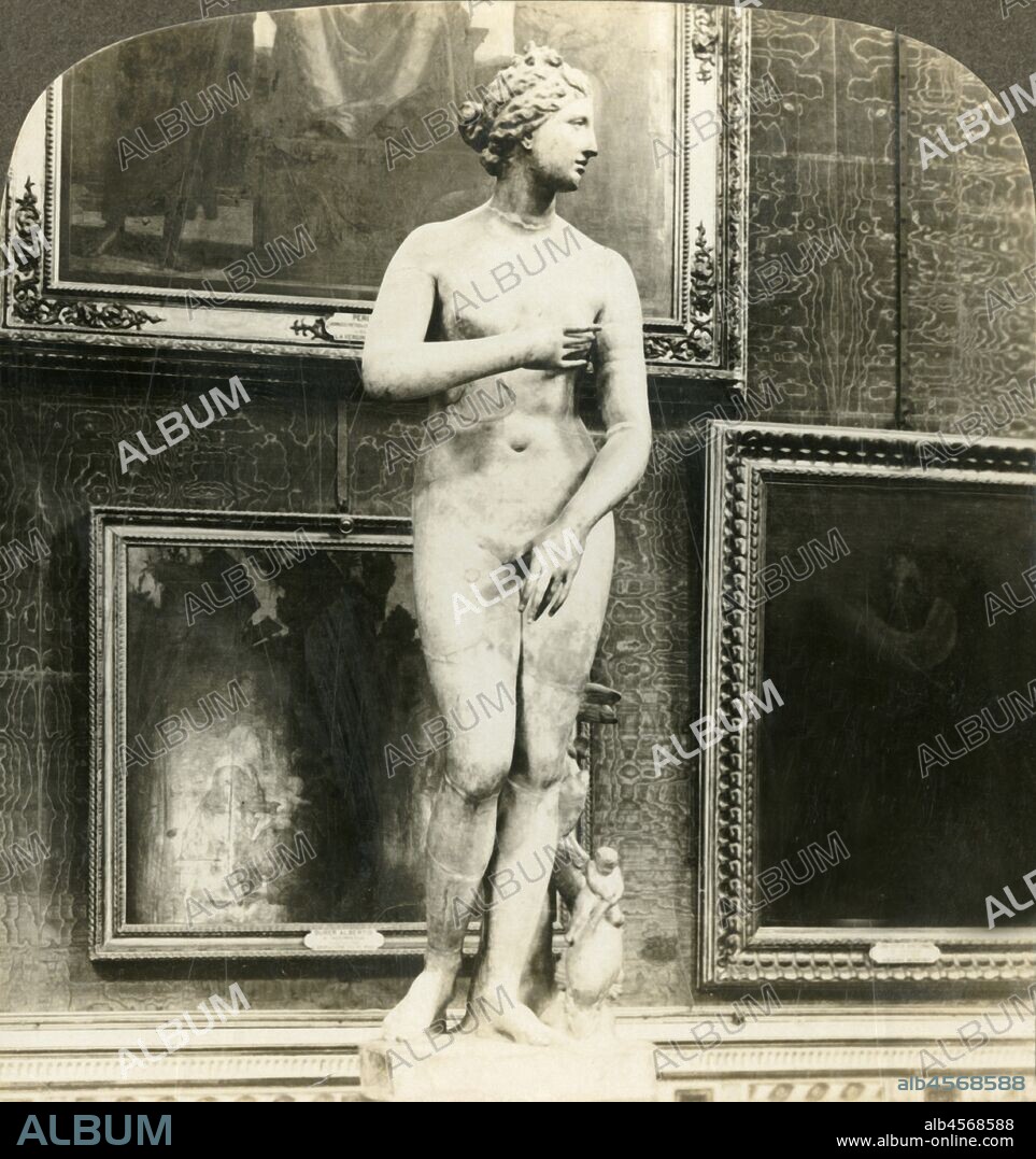 'Venus de Medici in the Uffizi Palace, Florence, Italy', c1909.  Venus de Medici a 1st-century BC marble copy of an original Greek sculpture of Aphrodite To be viewed on a Sun Sculpture stereoscope made by Underwood & Underwood. [The Rose Stereograph Company, Melbourne, Sydney, Wellington & London, c1909].