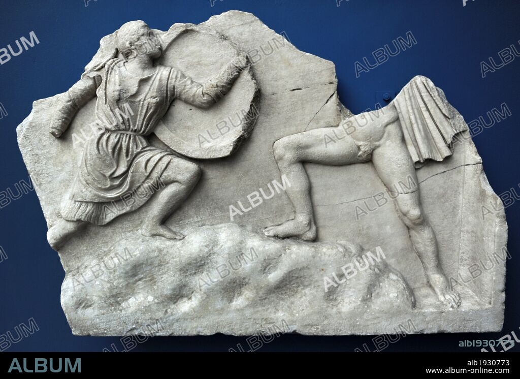 ARTE ROMANO. GRECIA. Fragmento de un relieve con la representación de una AMAZONOMAQUIA. Siglo II d. C. Procedente de Atenas, Grecia. MUSEO CARLSBERG GLYPTOTEK. Copenhague. Dinamarca. Norte Europa.