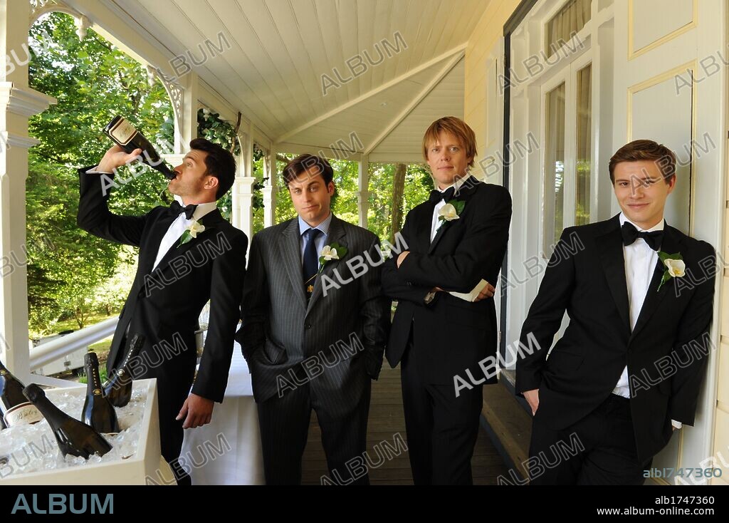 KRIS MARSHALL y XAVIER SAMUEL en UNA BODA DE MUERTE, 2011 (A FEW BEST MEN), dirigida por STEPHAN ELLIOTT. Copyright PARABOLIC PICTURES.