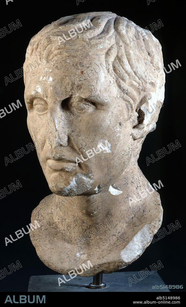 Timarchos, Kephisodot the Younger, Mission head of the comedy poet Menander, property of the Stiftung Hamburger Kunstsammlungen and marble, chiseled, smoothed, marble, Total: Height: 38.5 cm; Width: 22 cm; Depth: 23 cm (ca. ), Sculptures, Portrait, Man, Head, Face, Writer, Poet, Author, Menander, Adoptive Emperor, Middle Empire, High Hellenistic, The Greek Molière was called Menander, the founder and most famous representative of the New Comedy, who was born in 342/1 B.C. and drowned in Piraeus at the age of 52 while swimming. Of his 108 or 109 comedies, 96 titles have survived, whereby, apart from the Discolos, the Misanthrope, and the Epitrepontes, the Arbitration Court, unfortunately only a few dramas have survived in larger parts. The portrait with the somewhat mocking mouth part shows Menander as a bearded man in advanced age. It is one of more than seventy known circular sculptural repetitions, which probably go back to the seated statue made by the Praxiteles sons Kephisodot the Younger and Timarchos, which was erected in the Dionysus Theater in Athens after Menander's death. In his beardless nature, Menander follows a fashion first introduced by Alexander the Great and the Diadochi.
