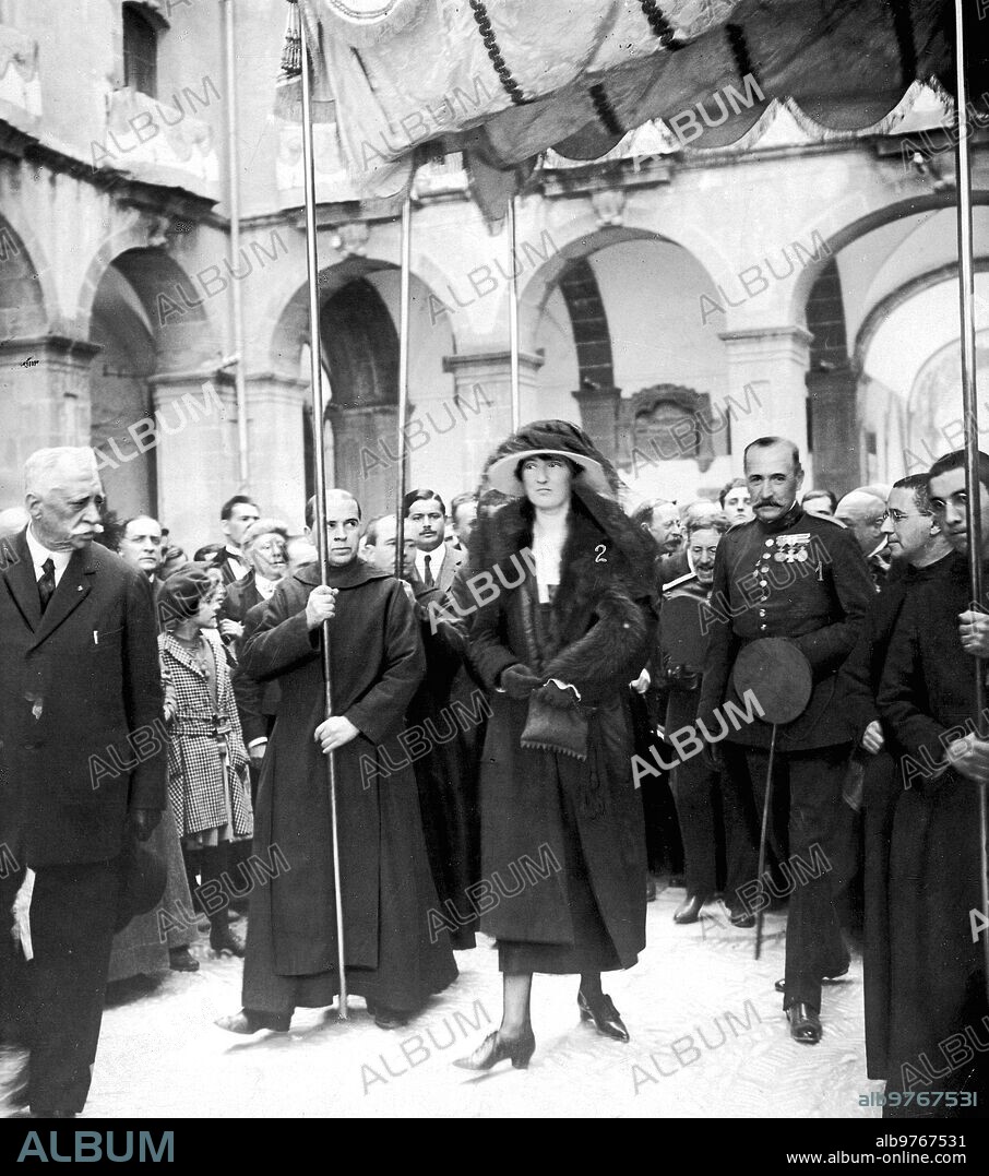 20 abril 1920. Los Infantes en Montserrat. Ss.Aa. D, Carlos y doña Luisa Entrando bajo palio en el monasterio.