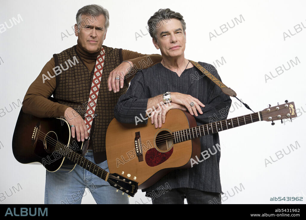 BRUCE CAMPBELL und PETER GALLAGHER in ONE DECEMBER NIGHT, 2021, unter der Regie von CLARE NIEDERPRUEM. Copyright Choice Films / Crown Media Productions.
