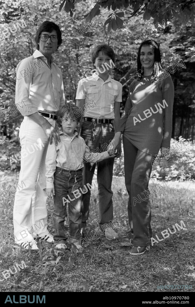 German actor Christian Wolff with his wife Marina Handloser and his sons (younger Patrick, front), Germany 1980s.