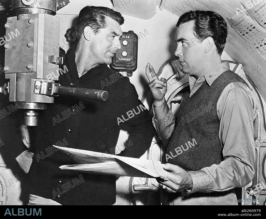CARY GRANT y DELMER DAVES en DESTINO TOKIO, 1943 (DESTINATION TOKYO), dirigida por DELMER DAVES. Copyright WARNER BROTHERS.
