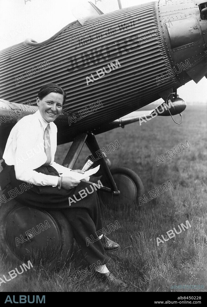 TYSKLAND omkring 1930. Orig. bildtext... MARGA VON ETZDORF ALS LUFTFARTHUNTERNEHMERIN. Der bekannten Berliner Fliegering Marga Wolff von Etzdorff ist die Genehmigung als Luftfahrtunternehmerin zur gewerbsmässigen Beförderung von Sachen erteilt worden. Die Berliner Fliegerin Marga von Etzdorff. Foto: Atlantic Photo-Gesellschaft / AB Text & Bilder / SVT / Kod: 5600 Mapp: Etzdorf, Marga von M von Etzdorf, 1907-1933, tysk pilot. Junkers Kiek in die Welt Slipsar persons: MARGA VON ETZDORF sites: TYSKLAND PhotoDate:193?-??-??.