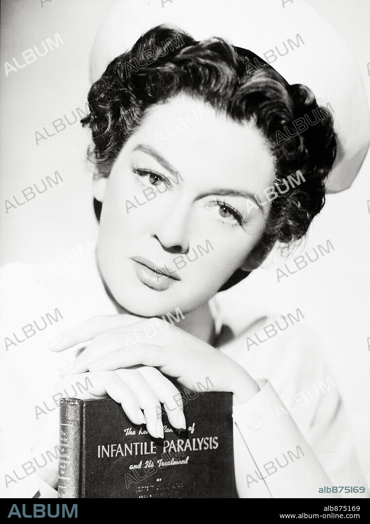 ROSALIND RUSSELL en AMOR SUBLIME, 1946 (SISTER KENNY), dirigida por DUDLEY NICHOLS. Copyright RKO.