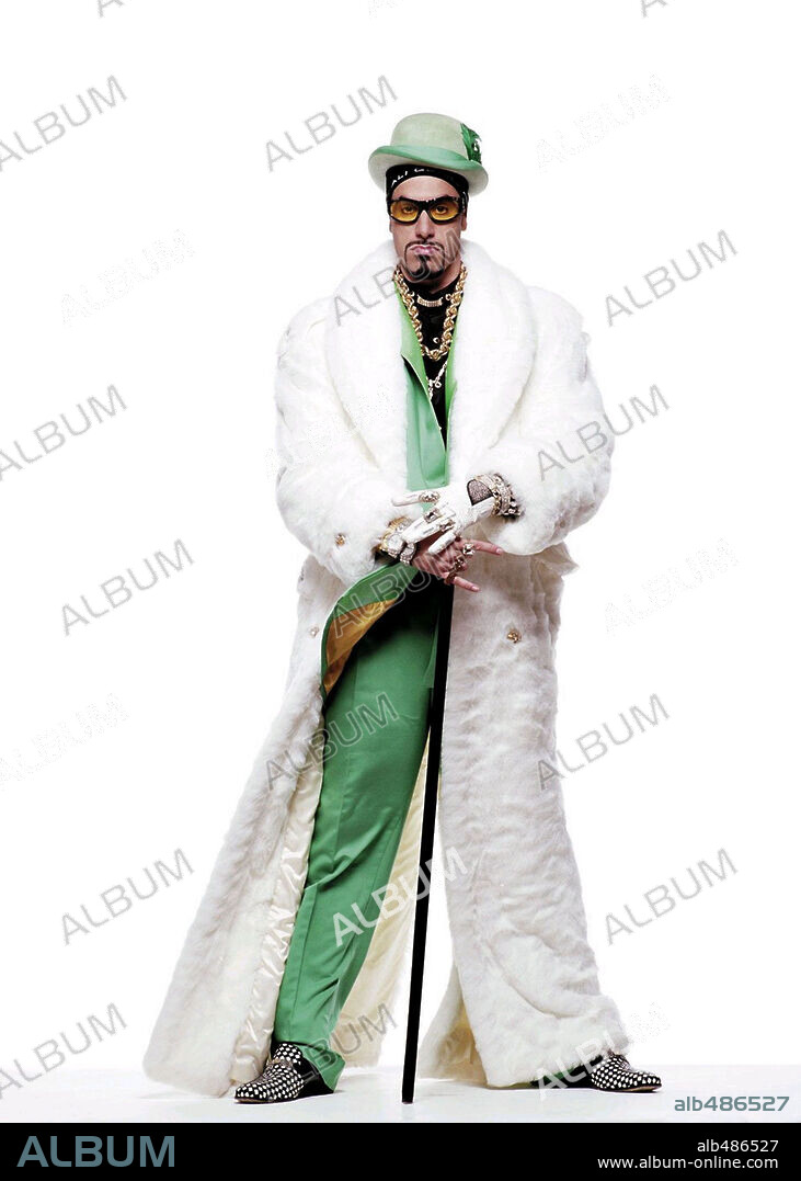 SACHA BARON COHEN en ALI G ANDA SUELTO, 2002 (ALI G INDAHOUSE), dirigida por MARK MYLOD. Copyright WORKING TITLE FILMS/TALKBACK PRODUCTIONS/FILMFOUR/WT2.