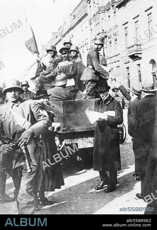 Putsch de Kapp (et de Lüttwitz), 13/17 mars 1920 (organisé par des hommes politiques d'extrême-droite autour de Kapp et de l'armée allemande autour du général von Lüttwitz). Après l'occupation du quartier du gouvernement de Berlin et la nomination de Kapp à la chancellerie : Le gouvernement Kapp fait distribuer des tracts dans la Wilhelmstraße par des soldats de la brigade Erhardt. Photo, 13 mars 1920.