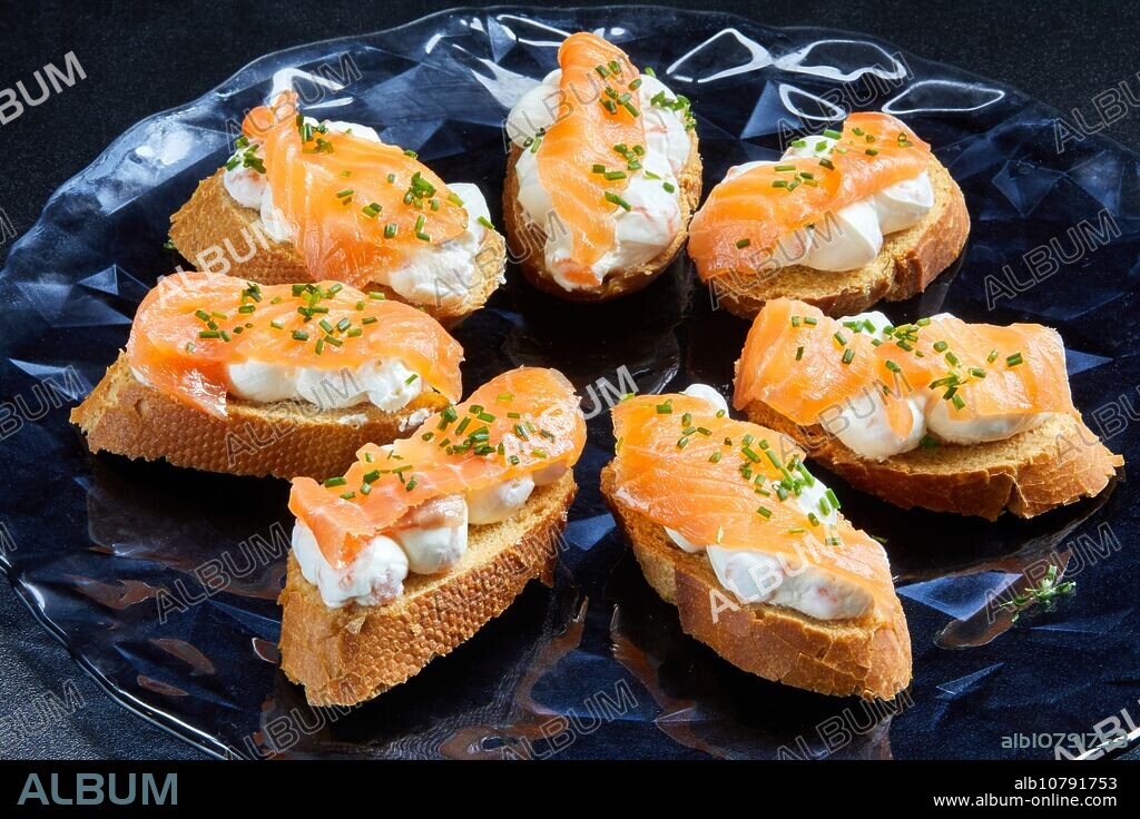 Salmón ahumado con queso fresco, Pintxo, Catering en hotel, Donostia, San Sebastian, Pais Vasco, España.