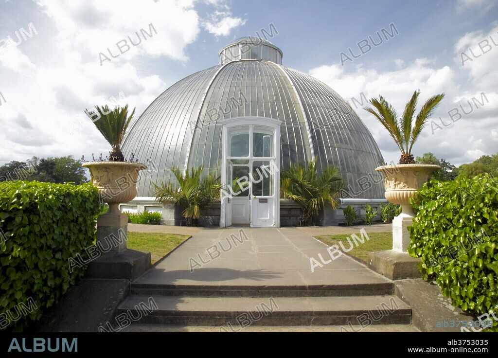The Palm House conservatory, Kew Gardens, UNESCO World Heritage Site, London, England, United Kingdom, Europe.
