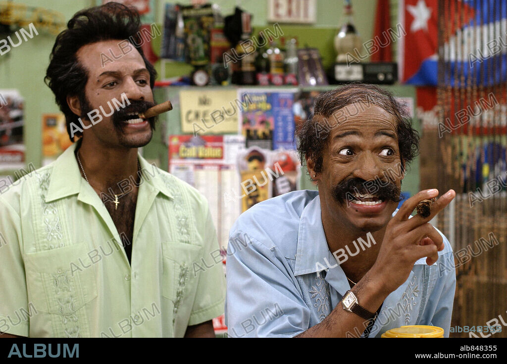 MARLON WAYANS y SHAWN WAYANS en DOS RUBIAS DE PELO EN PECHO, 2004 (WHITE CHICKS), dirigida por KEENEN IVORY WAYANS. Copyright REVOLUTION STUDIOS/WAYANS BROS. ENTERTAINMENT / LEDERER, JOE.