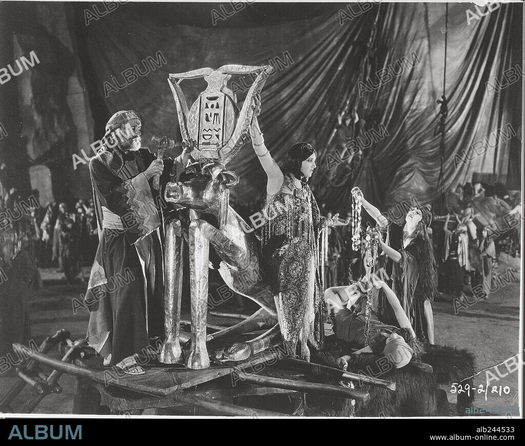 ESTELLE TAYLOR in THE TEN COMMANDMENTS, 1923, directed by CECIL B DEMILLE. Copyright PARAMOUNT PICTURES.