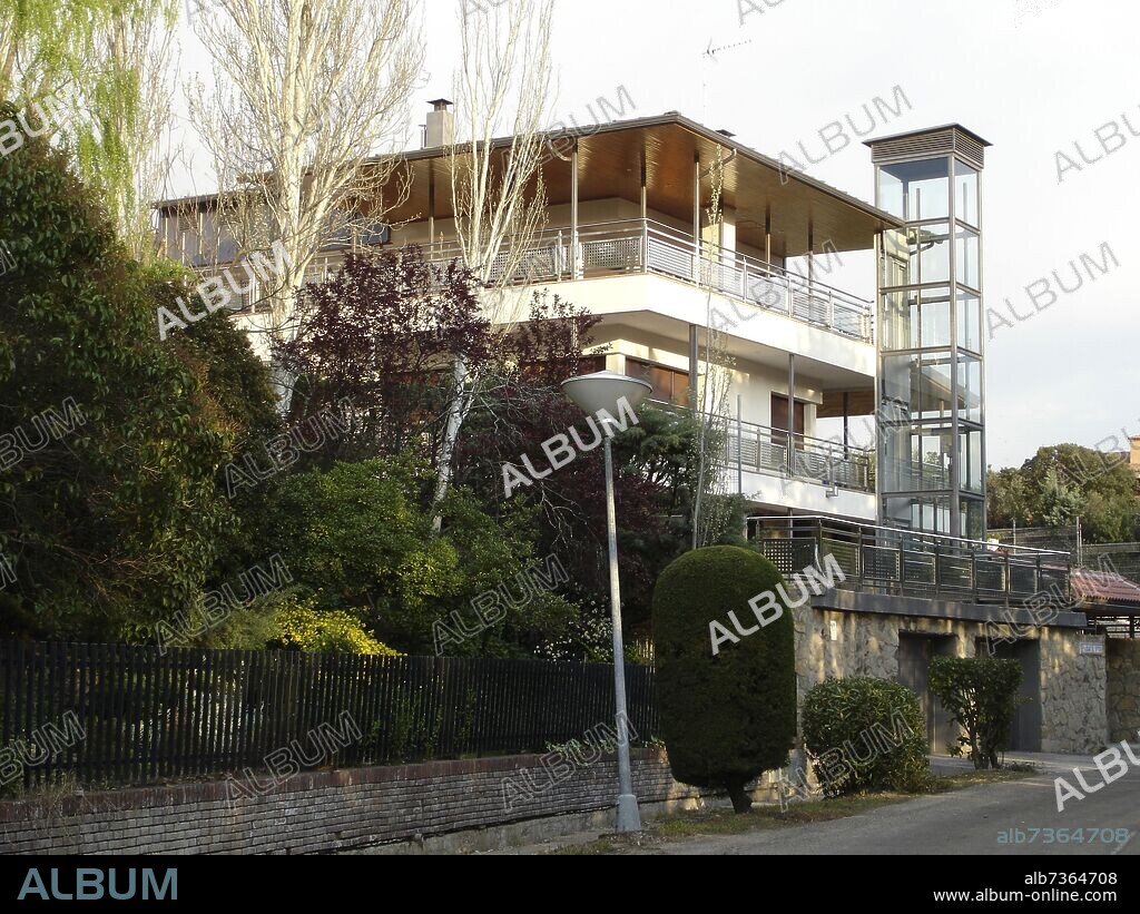 CHALET CON ASCENSOR DE CRISTAL.
