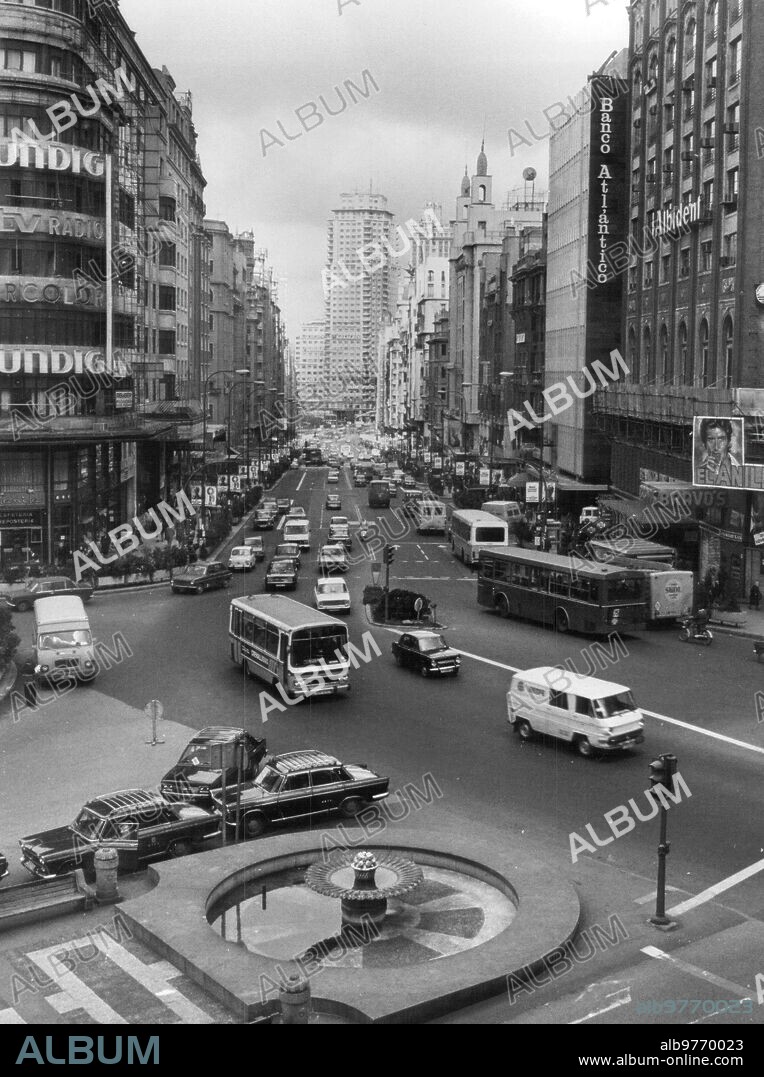 21 marzo 1979. La gran vía Madrileña vista desde la plaza de Callao. A la derecha se Puede ver el edificio del banco Atlántico.