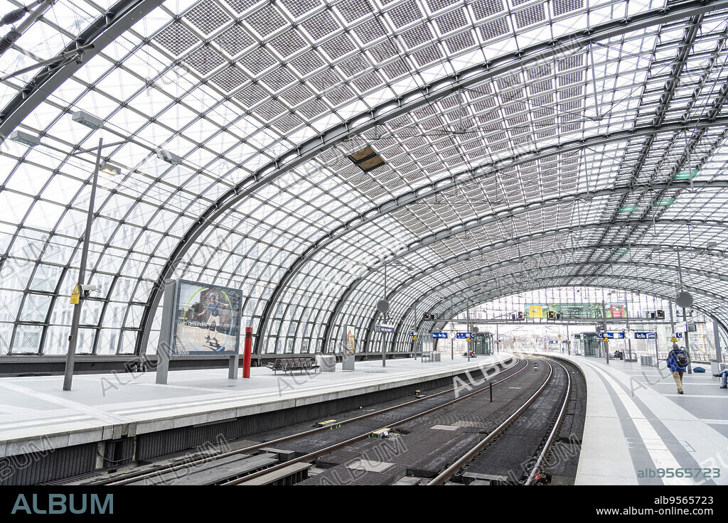 Interior of the vault Berlin Central Station. Hauptbahnhof, Berlin, Federal Republic of Germany.