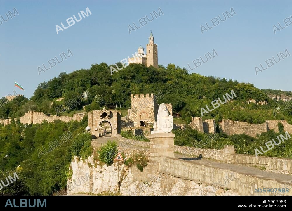 Veliko Tarnovo (Bulgarien), Festungsanlage auf dem Zarevez-Hügel. Ansicht mit Patriarchenkirche. Foto, 06.07.2006.
