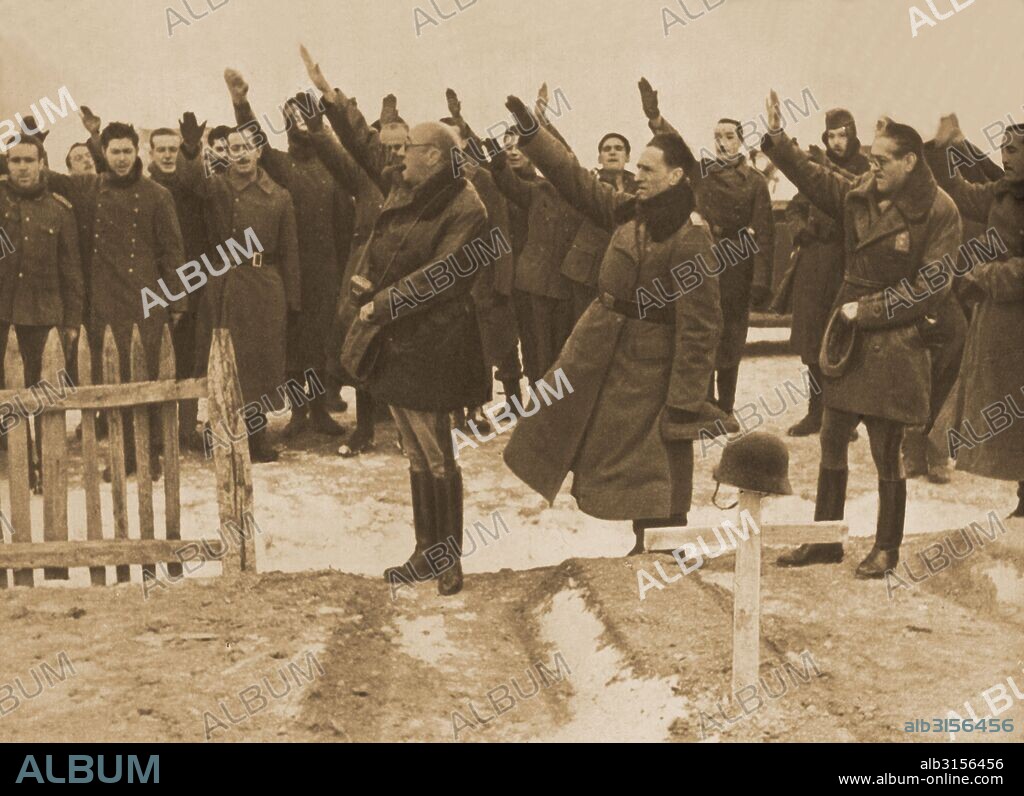 División Azul en Alemania en 1942 (Segunda Guerra Mundial). Saludo fascista con el brazo en alto a los caídos en el río Wolchow, cerca de Novgorod.
