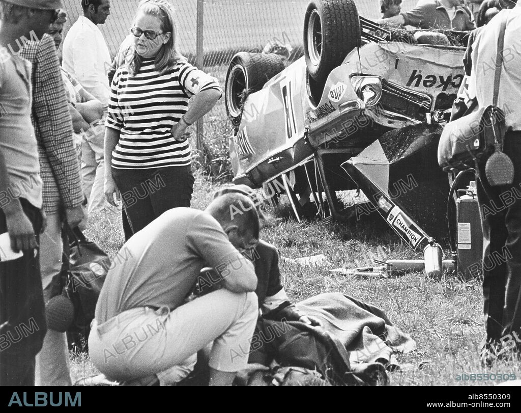 KARLSKOGA 1970-08-09. Civila och räddningspersonal tar hand om förolyckade och skadade personer i publiken efter att racerförarna Pekka Virtanen och Rune Tobiasson krokat ihop sina tävlingsbilar och slungats ut bland åskådarna i Specialstandard grupp 2-loppet i samband med Kanonloppet på Gelleråsen motorbana i Karlskoga 9:e augusti 1970. Sex personer omkom och ett trettiotal skadades i olyckan.. Foto: Ingelbert Stenström / EXP / TT / Kod 260. **AFTONBLADET OUT**.