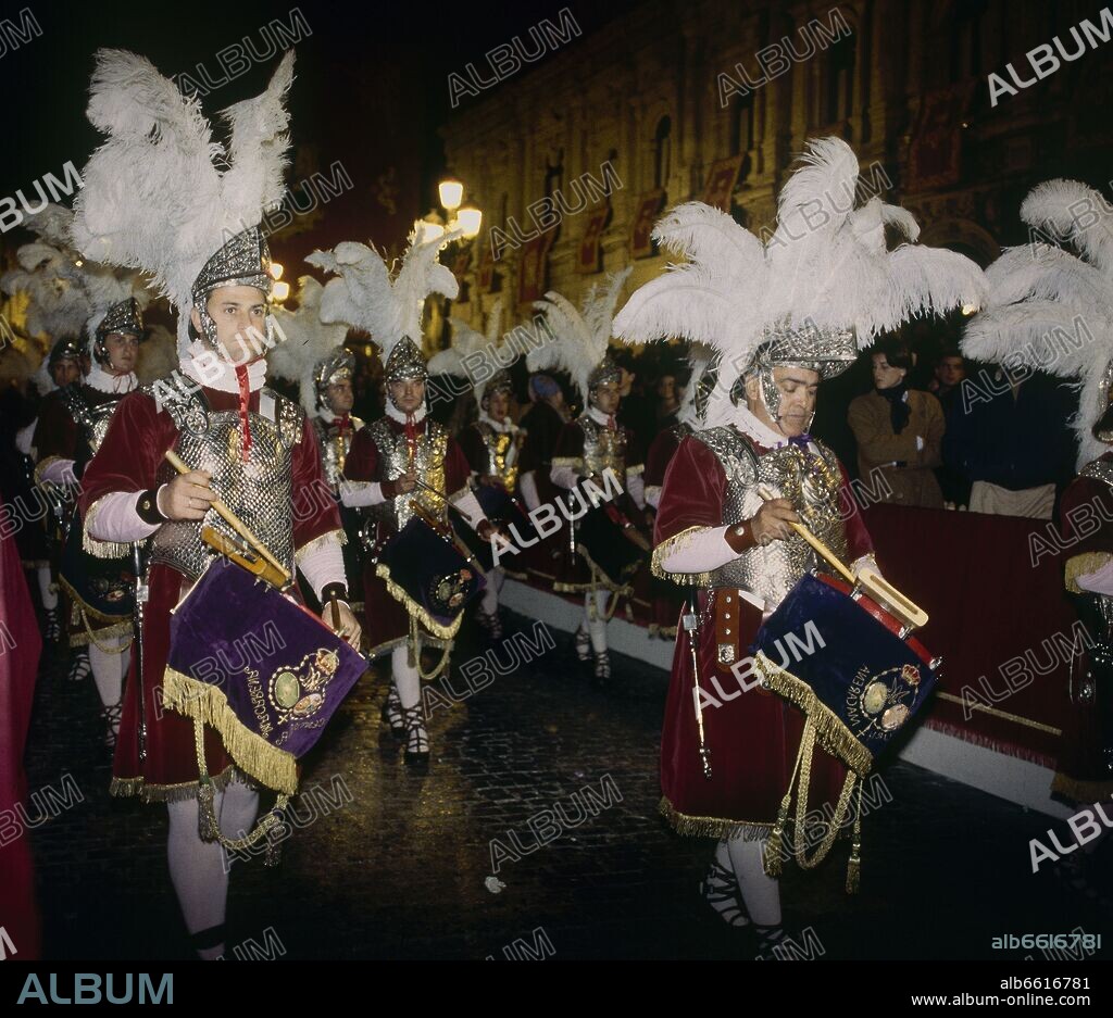 COFRADIA DE LA MACARENA-SOLDADOS ROMANOS DEL PASO DE JESUS Y MUSICOS.