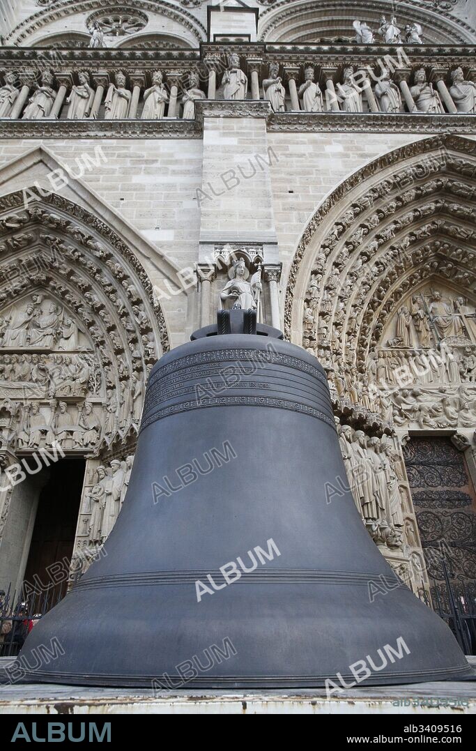 Notre-Dame de Paris 850th anniversary,  Arrival of the new bell chime, Baptised Marie, the biggest bell weigh 6 tons and plays a G sharp note (sol diese).