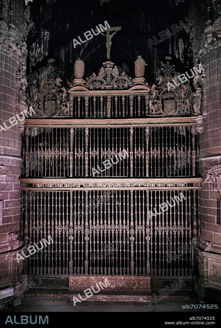 JUAN BAUTISTA CELMA (1535-1608). REJA DEL CORO CON ZOCALO DE JASPE Y REMATADA POR UN CALVARIO DE MADERA - 1602 - RENACIMIENTO ESPAÑOL.