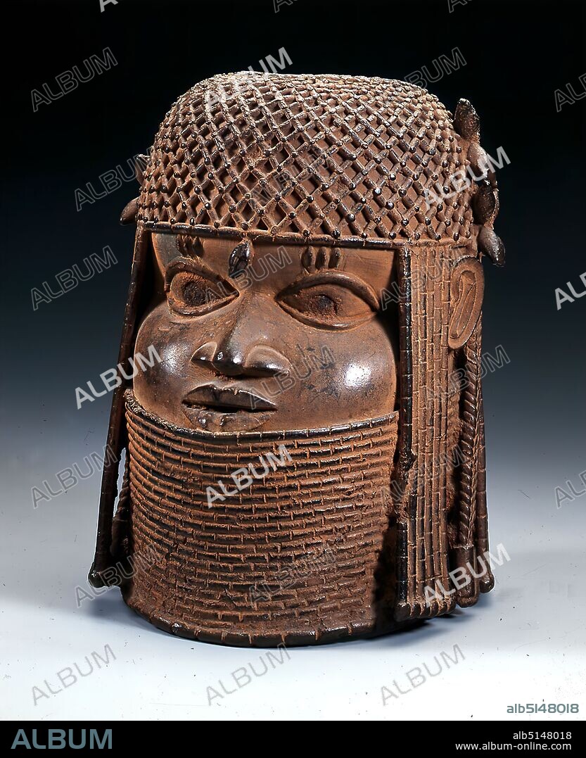 Head of an Oba (King), brass, iron, bronze, cast, bronze, iron, cast, Total: Height: 26.8 cm; Diameter: 19.3 cm, sculptures, statues, statuary, ruler portrait, state portrait, ruler/landlord, portrait of the dead, head, face, The commemorative head shows a ruler of the people of West African Benin. He wears a chin wrap and a hood with a curtain, which is a replica of real jewelry made of pierced carnelian. On the right side of the head hangs a hair braid, above it a rosette-like four-piece piece of jewelry; on the left side there are two braids and pieces of jewelry of the same type. Neck collar and plait jewelry belong to the ceremonial garb of the Oba. Above the eyes are three tattoo scars each. On the head there is a round opening. Each Oba erected an altar to his predecessor and his deceased queen mother, on which in addition to cult objects at least one such memorial head was placed. In the middle period, to which this head belongs, elephant tusks, partly decorated with carvings showing historical events, protruded from the head holes.