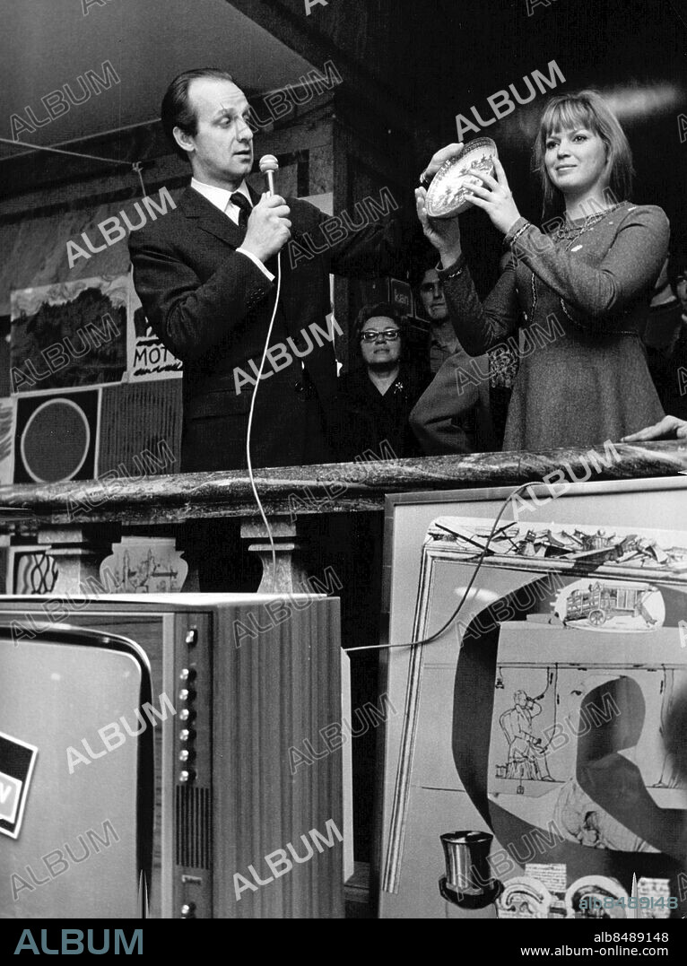 Stockholm 1969-11-23. Basar till förmån för två barnhem i Israel på Ostermans Marmorhallar. Jarl Kulle och Anne Nord skötte auktionen.. Foto: Ragnhild Haarstad / SvD / TT / kod 12014.