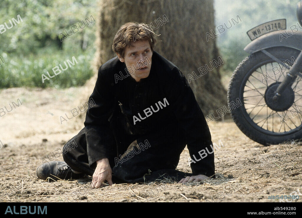 WILLEM DAFOE en HIJOS DE UN MISMO DIOS, 2001 (EDGES OF THE LORD), dirigida por YUREK BOGAYEVICZ. Copyright MILLENIUM FILMS.