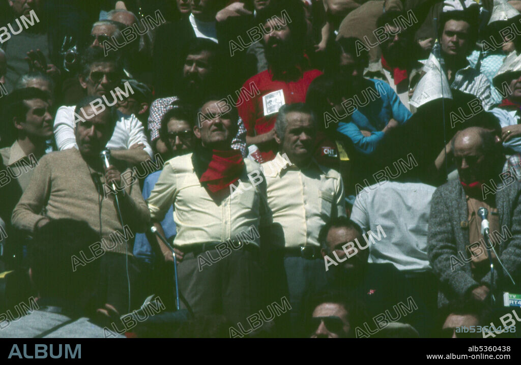 Juan Gómez Casas (1921-2001), Leandro Quevedo, y Luis Andrés Edo (1925-2009), de pie, y Eduado Prieto Marcos (1929-2016), entre otros, organizadores del primer mítin nacional de la CNT-AIT autorizado en la plaza de toros de San Sebastián de los Reyes el 27 de marzo de 1977 con más de 30.000 asistentes.