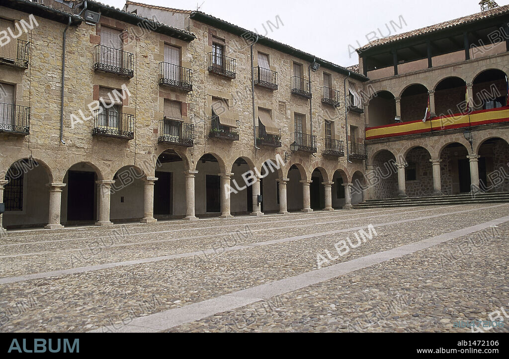 CASTILLA-LA MANCHA. SIGÜENZA. Vista parcial de la PLAZA MAYOR porticada con el AYUNTAMIENTO, al fondo. Provincia de Guadalajara. España.