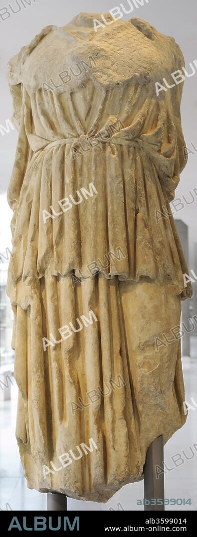 Fragmento de una estatua de la diosa Atenea. Variación en mármol de la estatua de oro y marfil de la Atenea Partenos realizada por el escultor Fidias para el interior del Partenón. Segunda mitad del siglo II d. C. Museo de la Acrópolis (Acropolis Museum). Atenas. Grecia.
