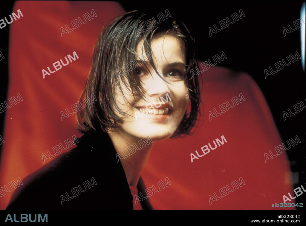 IRENE JACOB dans TROIS COULEURS: ROUGE, 1994, réalisé par KRZYSZTOF KIESLOWSKI. Copyright CAB PRODUCTIONS/FRANCE 3 CINEMA/TSR/CANAL +.