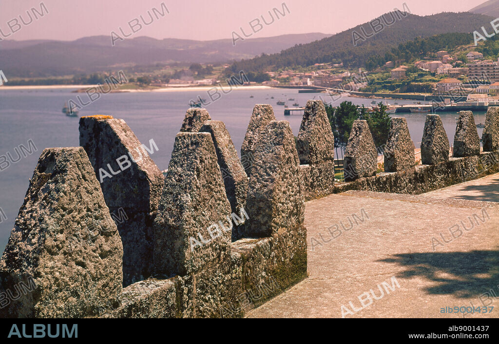 EXTERIOR-MURALLAS DEL CASTILLO-PARADOR DE GONDOMAR CON BAYONA AL FONDO - FOTO AÑOS 60.